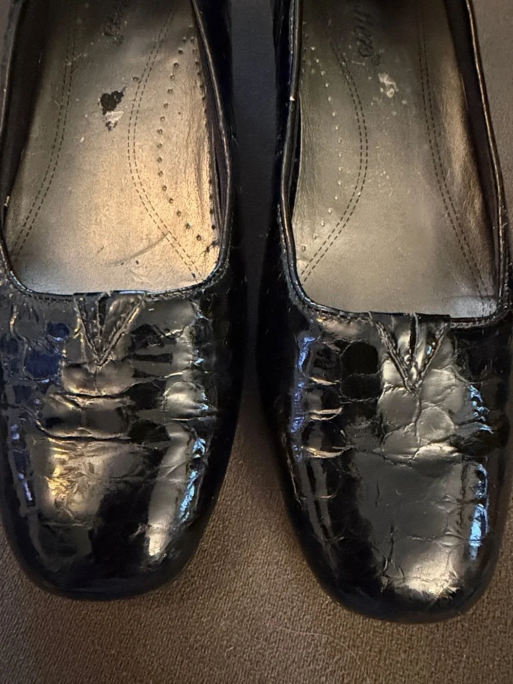 Trotters Doris Black Crocodile Embossed Patent Leather Womens 7M Low Block Heel